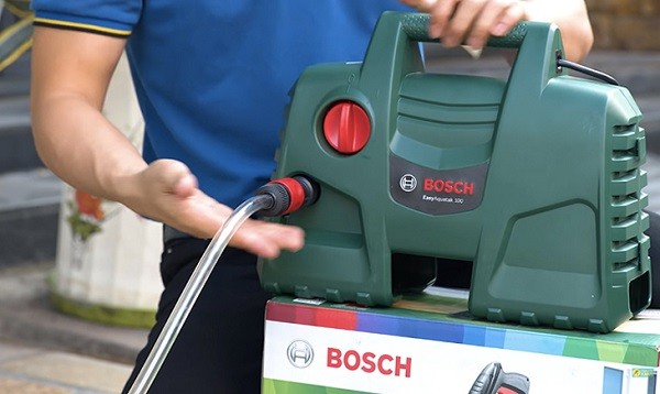 Máy rửa xe Bosch Easy AQT 100 dùng mô tơ chổi than
