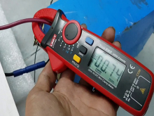 sử dụng ampe kìm để đo dòng điện