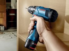 sử dụng máy khoan cầm tay
