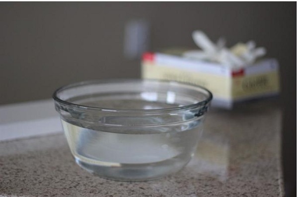 Đặt chậu nước trong phòng dùng điều hòa giúp cân bằng ẩm