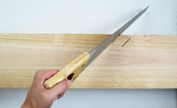 Sử dụng cưa gỗ để tạo móc treo