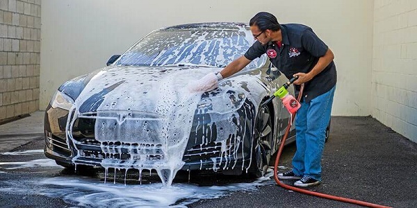 Rửa xe trước khi tiến hành đánh bóng