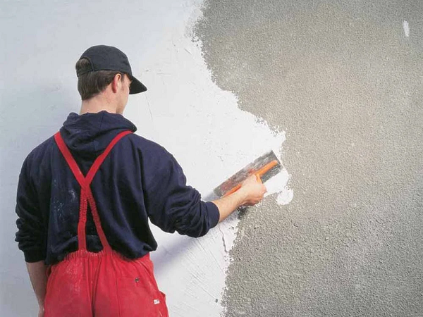 Làm sạch tường nhà, chống thấm trước khi tiến hành thi công sơn
