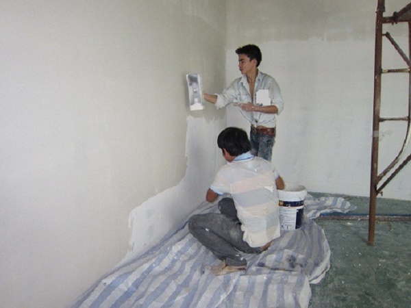 Phủ lớp hồ dầu, lớp sơn lót và sơn chống thấm để ngăn chặn tường hút ẩm