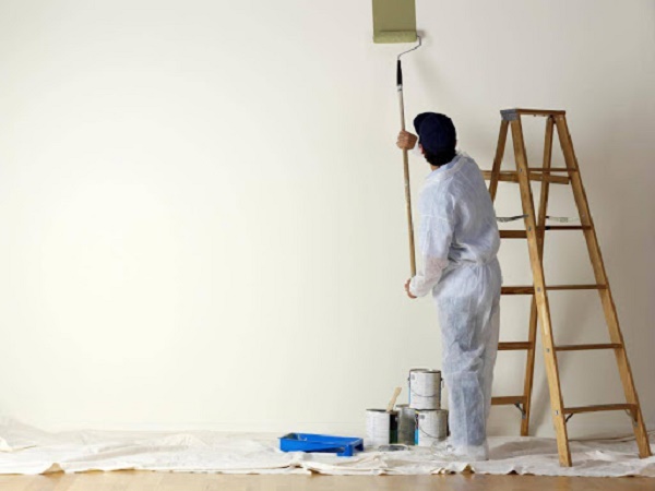 Quét bụi và sơn lại tường nhà