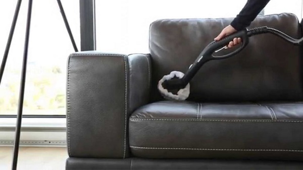 Sử dụng máy hút bụi để làm sạch trên sofa da