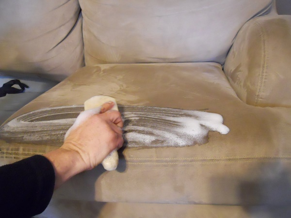 Dùng bàn chải cùng hỗn hợp tẩy rửa để làm sạch sofa