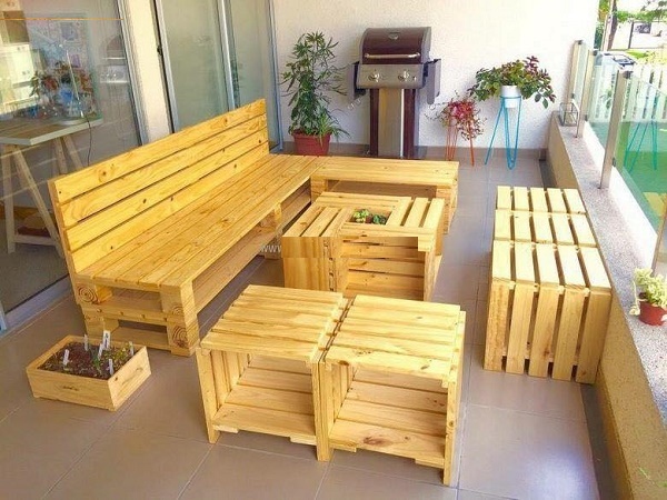 Tấm gỗ pallet được sử dụng làm bàn ghế
