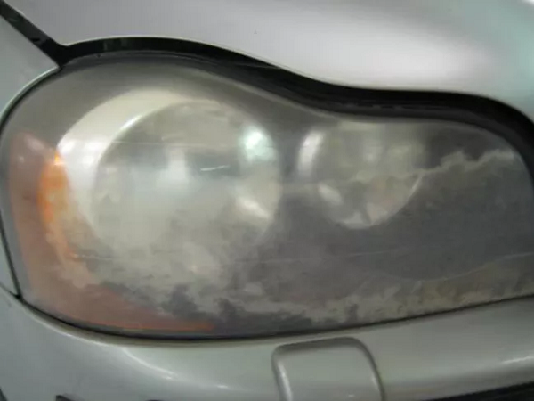 Đèn xe bị mờ do tác hại từ tia UV, bụi bẩn