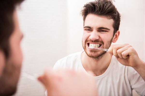 Đánh răng súc miệng ngay sau khi sử dụng bia rượu