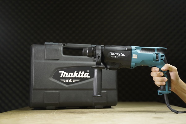 Máy khoan búa Makita M8701B được sử dụng phổ biến trong lắp điều hòa