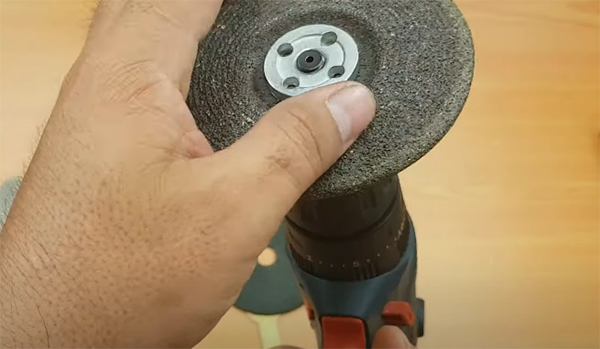 lắp đĩa cắt vào máy khoan