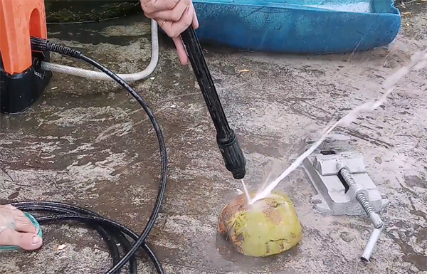 máy rửa xe cắt được quả dừa