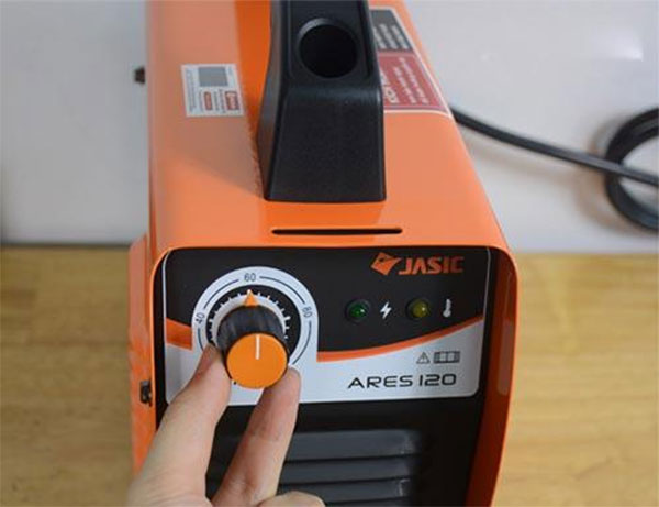 Điều chỉnh dòng hàn phù hợp với que hàn và độ dày của vật hàn