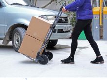 Xe đẩy hàng hóa trong kho