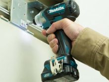 Máy bắt vít Makita 12V TD111DZ dùng pin