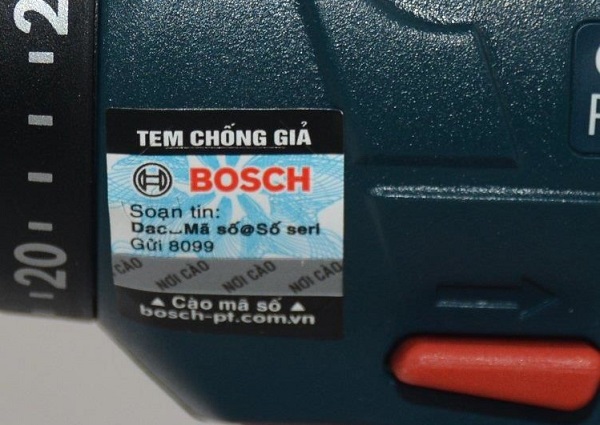Nhận biết máy khoan Bosch thật giả bằng tem chống giả trên thân máy