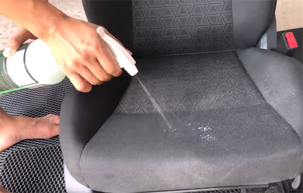 Xịt hóa chất lên toàn bộ bề mặt ghế nỉ ô tô