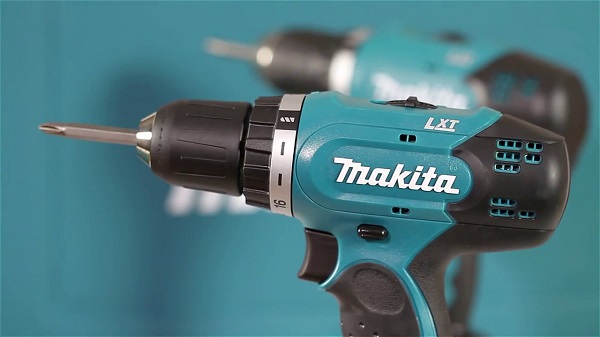Cách bật tắt máy khoan Makita