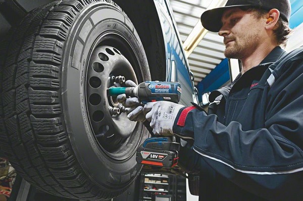 Máy siết bu lông dùng pin Bosch GDS 18V-EC 300 ABR Solo