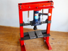 Máy ép thuỷ lực được các nhà máy chế tạo