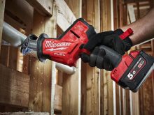 máy cưa kiếm milwaukee