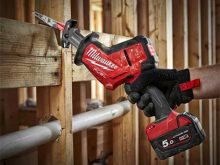 máy cưa kiếm dùng pin 18V