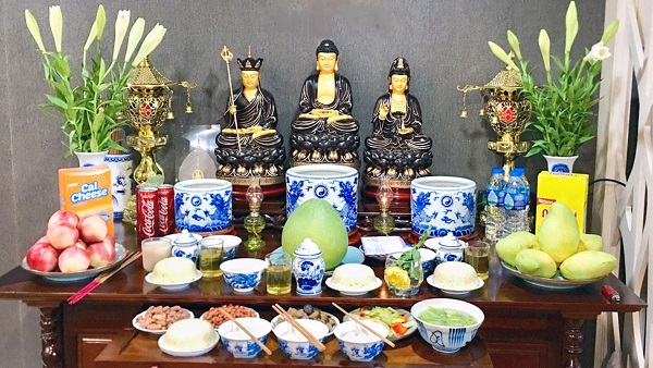 Lễ cúng Phật cũng được thực hiện tại nhà