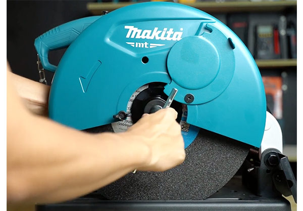 Máy cắt sắt Makita M2400B