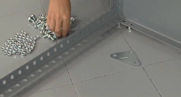 Tiến hành lắp đặt mâm cùng với trụ giá hàng