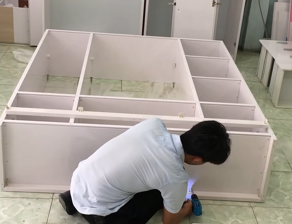 Lắp miếng nhựa alu dưỡi đáy tủ chống ẩm