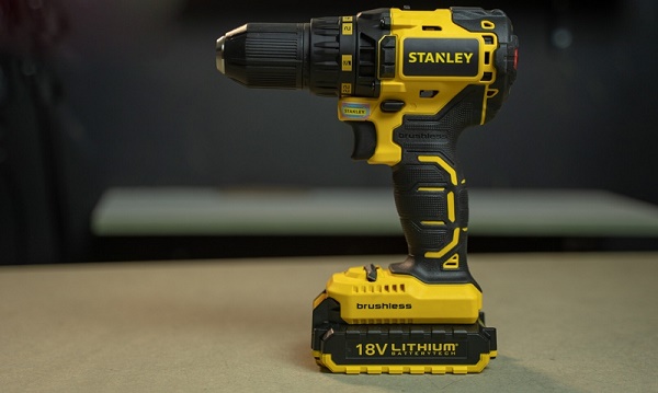 Máy khoan Stanley SBD201D2K khoan sắt thép mạnh mẽ