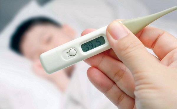 Trẻ sốt cao trên 39 độ cần được đưa đến bệnh viện