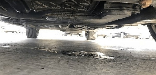 Có vũng dầu dưới gầm xe ô tô