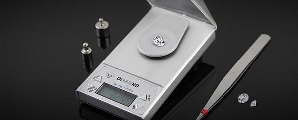 Sử dụng cân trọng lượng để cân kim cương
