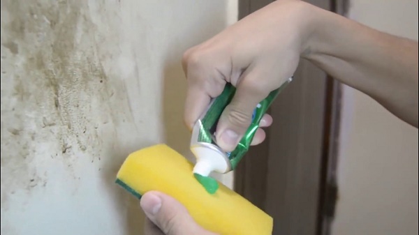 Dùng kem đánh răng làm sạch tường nhà