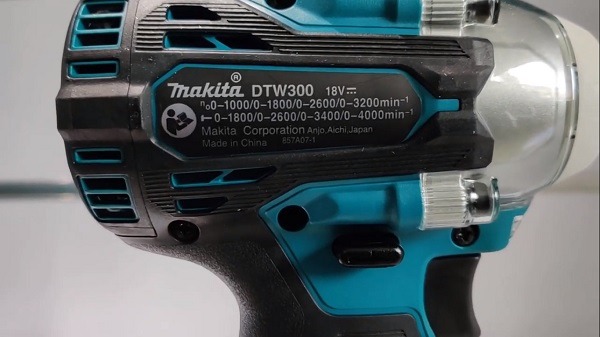 Thông số kỹ thuật súng xiết bu lông Makita DTW300RTJ