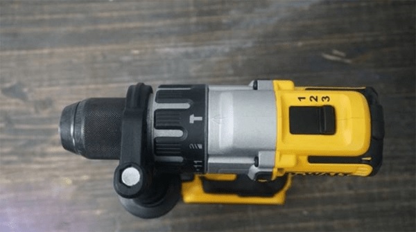 Tốc độ và momen xoắn ở máy khoan pin