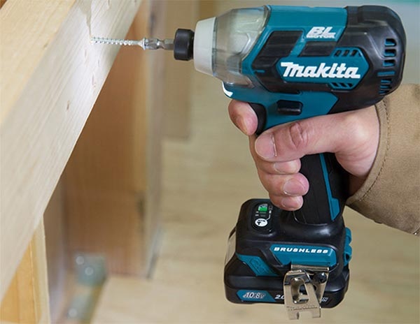 Hết than khiến máy bắn vít chạy chậm
