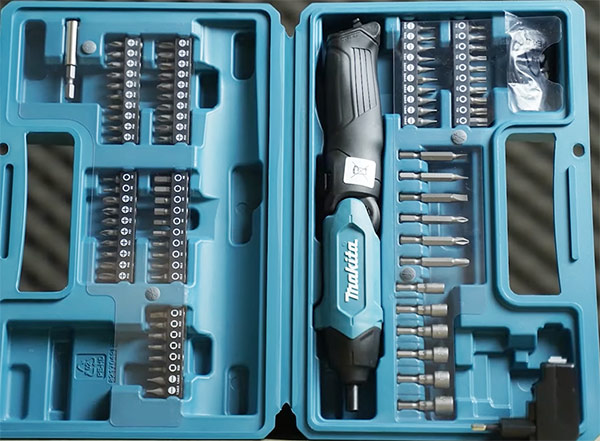 Makita DF001DW hoạt động mạnh mẽ 3.6V, giúp bạn tháo vặn vít nhanh chóng