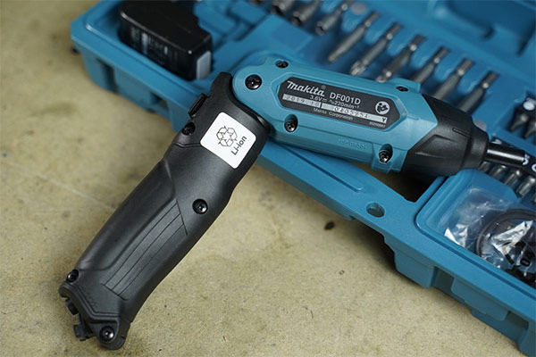 Tay cầm có thể gập lại hoặc mở ra 180 độ