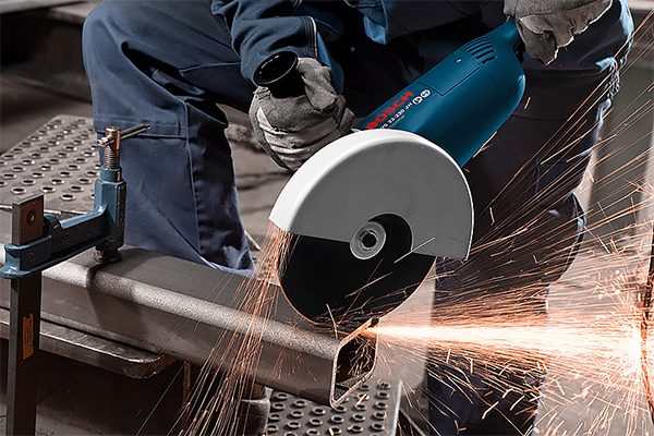 Bosch GWS 20-230 hoạt động với công suất mạnh mẽ