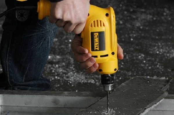 Dewalt DWD014 phù hợp khoan kim loại