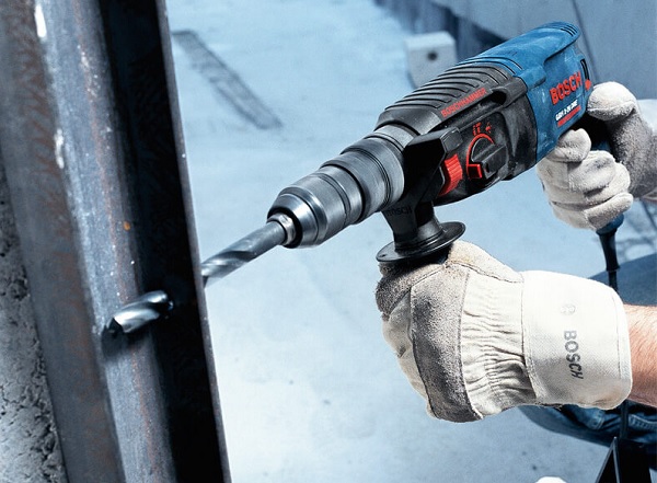 Bosch GBH 2 26 E làm việc mạnh mẽ