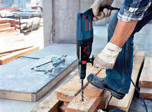 Máy khoan búa GBH 2-26 E tích hợp nhiều tính năng an toàn