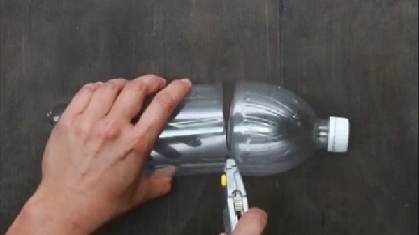 Cắt chai nhựa để đựng nước