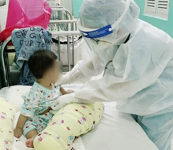 Trẻ < 3 tháng, trẻ có bệnh lý nền nên được theo dõi tại cơ sở y tế.