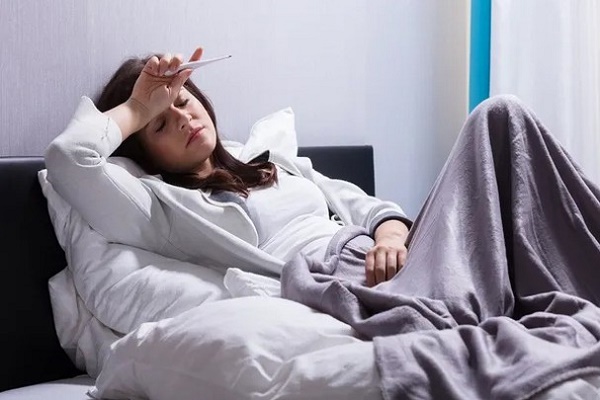 Người mắc có thể sốt nhẹ vào ban đêm