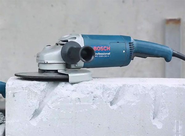 Bosch GWS 2200-230 hoạt động với hiệu suất lớn