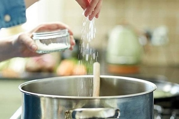 Tránh thực phẩm nhiều muối và cholesterol